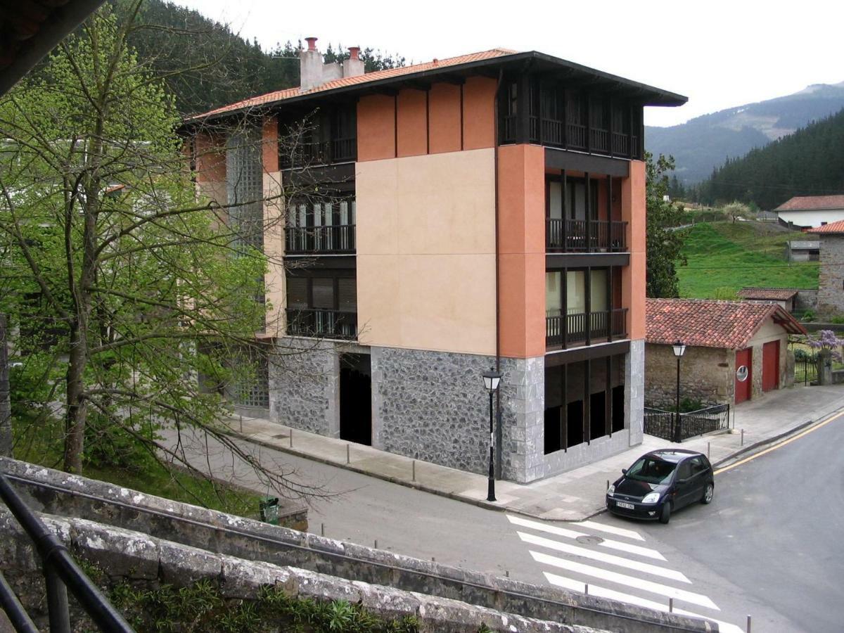 Pension Txomin Ostatua Etxebarria Buitenkant foto